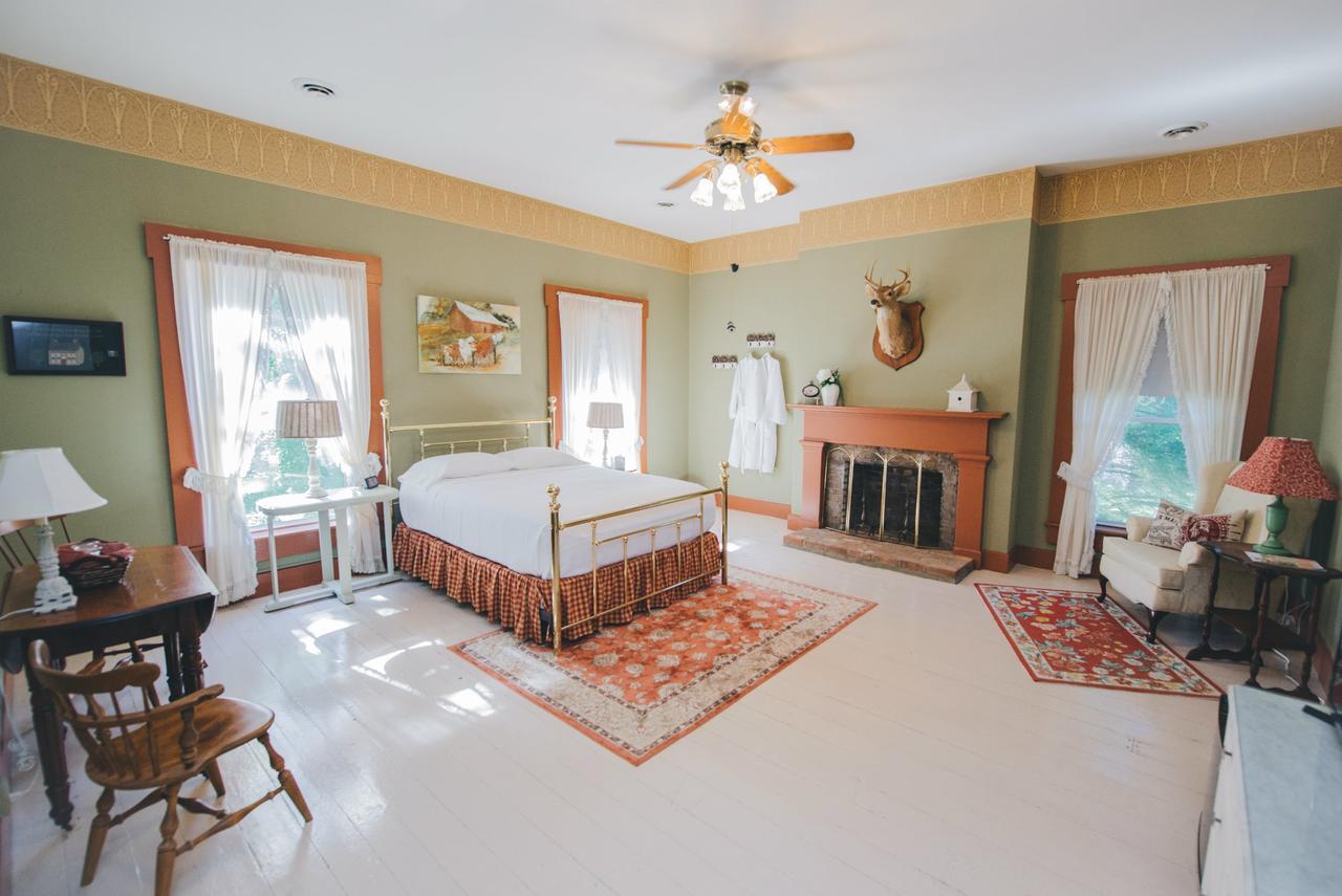 Old Caledonian Bed & Breakfast Exterior photo