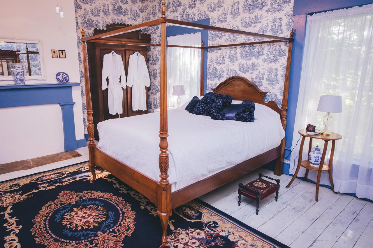 Old Caledonian Bed & Breakfast Exterior photo