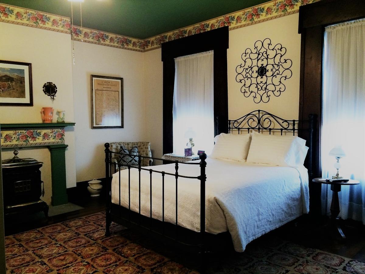 Old Caledonian Bed & Breakfast Exterior photo