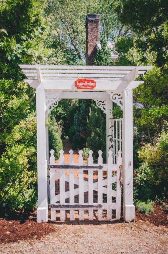 Old Caledonian Bed & Breakfast Exterior photo